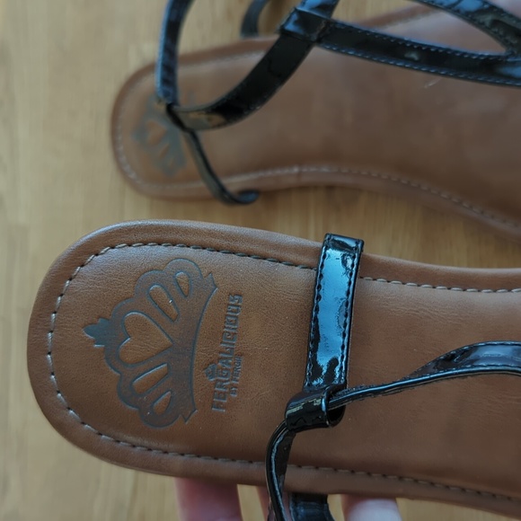 Fergalicious Women's Flat Black Sandals - Picture 3 of 4